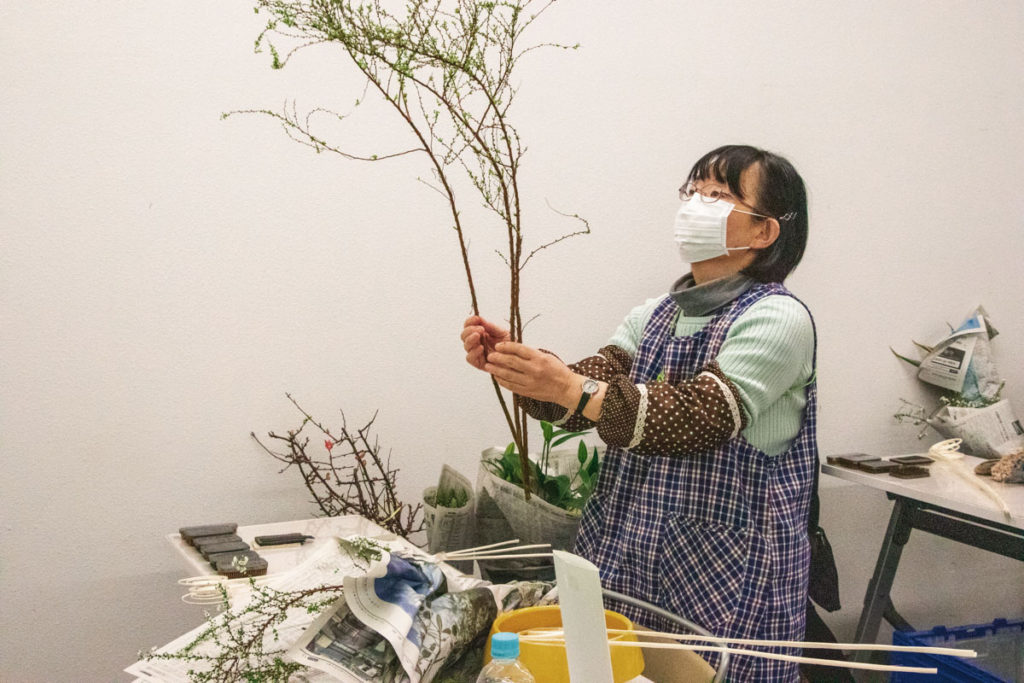 自由花作品に使う花材を見立てる鈴木さん