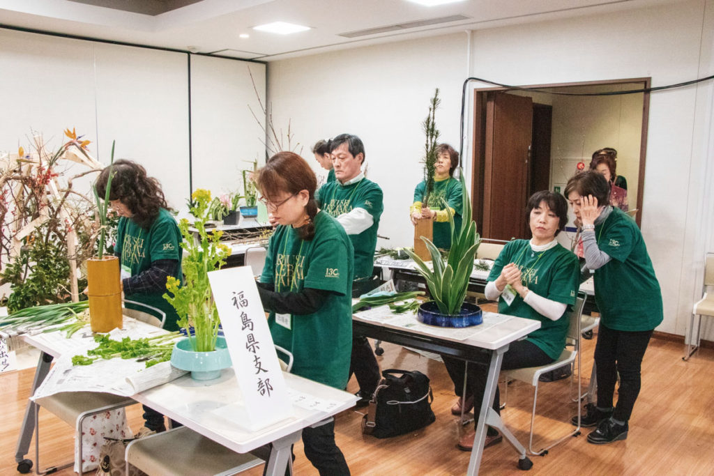 生花を制作する福島県支部